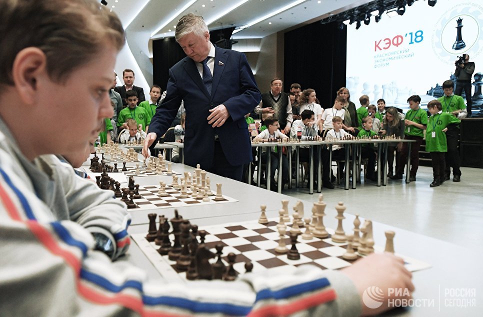 Двенадцатый чемпион мира по шахматам Анатолий Карпов (в центре) во время сеанса одновременной игры на открытом шахматном фестивале в рамках Красноярского экономического форума Двенадцатый чемпион мира по шахматам Анатолий Карпов (в центре) во время сеанса одновременной игры на открытом шахматном фестивале в рамках Красноярского экономического форума