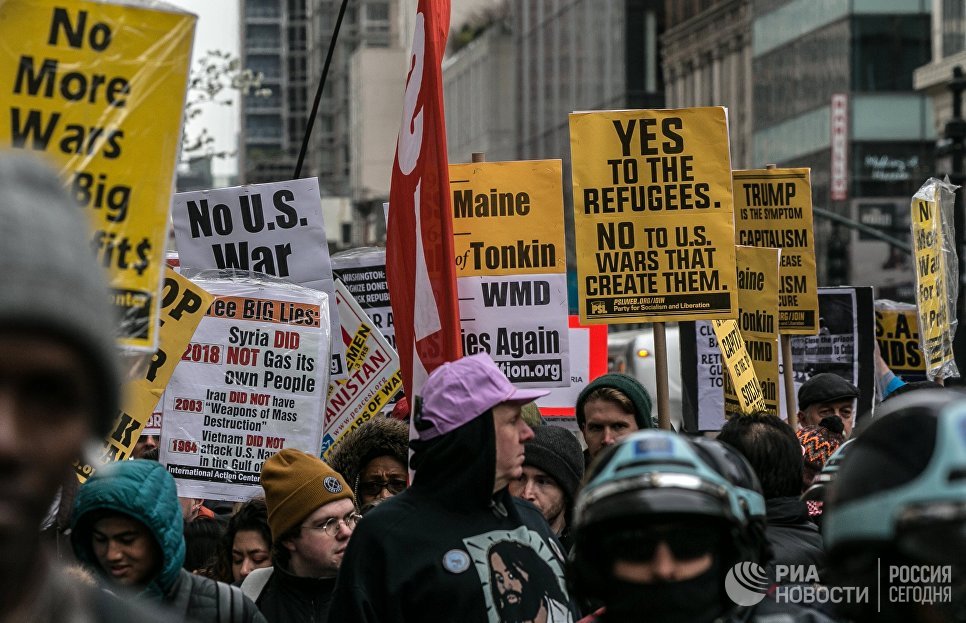 Участники акции протеста против ударов по Сирии в Нью-Йорке Участники акции протеста против ударов по Сирии в Нью-Йорке
