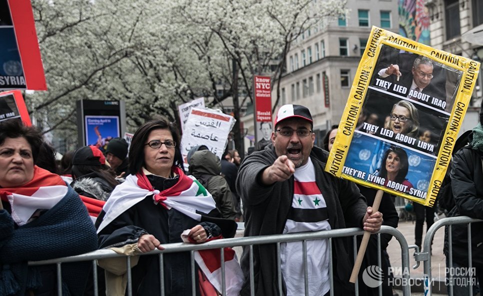Участники акции протеста против ударов по Сирии в Нью-Йорке Участники акции протеста против ударов по Сирии в Нью-Йорке
