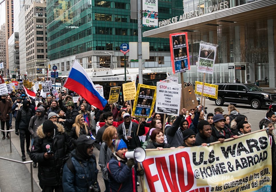Участники акции протеста против ударов по Сирии в Нью-Йорке Участники акции протеста против ударов по Сирии в Нью-Йорке