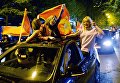 Люди радуются победе лидера Демократической партии социалистов Черногории Мило Джукановича в первом туре президентских выборов Люди радуются победе лидера Демократической партии социалистов Черногории Мило Джукановича в первом туре президентских выборов