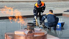 Сотрудники Мосгаз проводят профилактику Вечного огня на Поклонной горе в Москве Сотрудники Мосгаз проводят профилактику Вечного огня на Поклонной горе в Москве