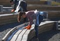 Участники городского субботника в парке Зарядье в Москве Участники городского субботника в парке Зарядье в Москве