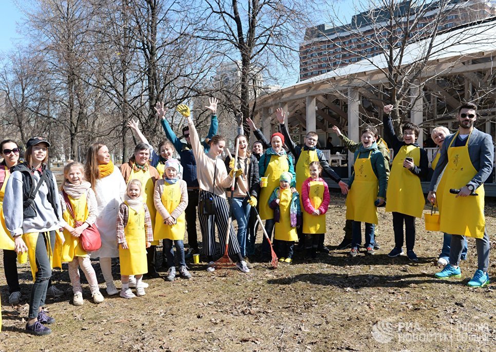 Участники общегородского субботника в Парке искусств Музеон Участники общегородского субботника в Парке искусств Музеон