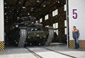 Копия советского многобашенного тяжёлого танка Т-35, воссозданного специалистами участка ремонта и реставрации военной техники АО Уралэлектромедь в Екатеринбурге, выезжает из ангара предприятия Копия советского многобашенного тяжёлого танка Т-35, воссозданного специалистами участка ремонта и реставрации военной техники АО Уралэлектромедь в Екатеринбурге, выезжает из ангара предприятия