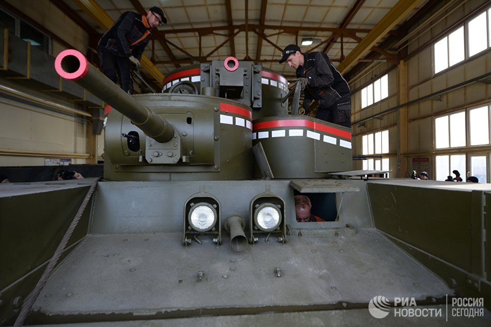 Копия советского многобашенного тяжёлого танка Т-35, воссозданного специалистами участка ремонта и реставрации военной техники АО Уралэлектромедь в Екатеринбурге Копия советского многобашенного тяжёлого танка Т-35, воссозданного специалистами участка ремонта и реставрации военной техники АО Уралэлектромедь в Екатеринбурге