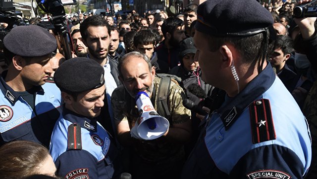 Лидер партии Гражданский договор Никол Пашинян в Ереване, где проходит акция протеста сторонников оппозиции. 17 апреля 2018