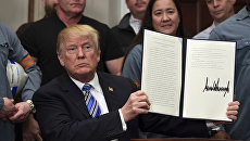 Президент США Дональд Трамп держит документ о вводе пошлин на алюминий. Архивное фото Президент США Дональд Трамп держит документ о вводе пошлин на алюминий. Архивное фото