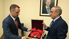 Официальный представитель САР передает Франции орден Почетного легиона Башара Асада через посольство Румынии Официальный представитель САР передает Франции орден Почетного легиона Башара Асада через посольство Румынии