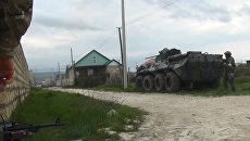 Сотрудники правоохранительных органов во время спецоперации в Дагестане. 21 апреля 2018 Сотрудники правоохранительных органов во время спецоперации в Дагестане. 21 апреля 2018