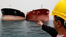 Нефтяные танкеры у нефтедобывающей платформы в районе иранского острова Харк в Персидском заливе. Архивное фото Нефтяные танкеры у нефтедобывающей платформы в районе иранского острова Харк в Персидском заливе. Архивное фото
