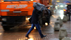 Пешеходы на улице в Москве во время сильного дождя. Архивное фото Пешеходы на улице в Москве во время сильного дождя. Архивное фото