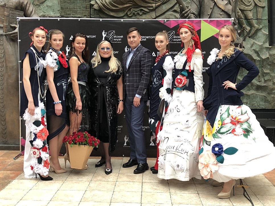 Fashion-шоу фонда Русский Силуэт в галерее искусств Зураба Церетели в рамках 40-го ММКФ Fashion-шоу фонда Русский Силуэт в галерее искусств Зураба Церетели в рамках 40-го ММКФ
