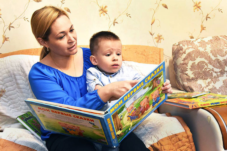 Сын читает про маму. Мама читает сказку. Мама читает сказку ребенку картинки. Мать читает сказку ребенку. Картинки мама читает сказки младенцу.