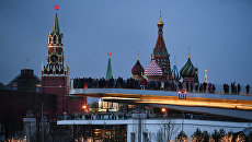 Посетители на территории природно-ландшафтного парка Зарядье в Москве Посетители на территории природно-ландшафтного парка Зарядье в Москве