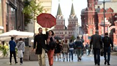 Прохожие на Охотном ряду в Москве Прохожие на Охотном ряду в Москве