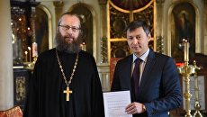 Настоятель церкви Виктор Мельник и председатель Таллинского горсобрания Михаил Кылварт с соглашением о выделении городом денег для реставрации церкви Рождества Богородицы Настоятель церкви Виктор Мельник и председатель Таллинского горсобрания Михаил Кылварт с соглашением о выделении городом денег для реставрации церкви Рождества Богородицы