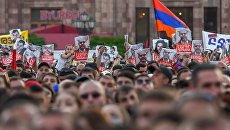Сторонники лидера оппозиции в Армении Никола Пашиняна на митинге на площади Республики в Ереване Сторонники лидера оппозиции в Армении Никола Пашиняна на митинге на площади Республики в Ереване