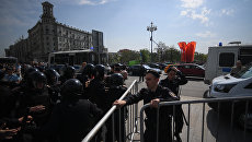 Полиция во время несанкционированной акции оппозиции на Пушкинской площади в Москве. 5 мая 2018 Полиция во время несанкционированной акции оппозиции на Пушкинской площади в Москве. 5 мая 2018