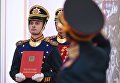Солдаты Президентского полка вносят знак президента РФ и специальный экземпляр Конституции РФ на церемонии инаугурации президента РФ Владимира Путина в Кремле. 7 мая 2018 Солдаты Президентского полка вносят знак президента РФ и специальный экземпляр Конституции РФ на церемонии инаугурации президента РФ Владимира Путина в Кремле. 7 мая 2018