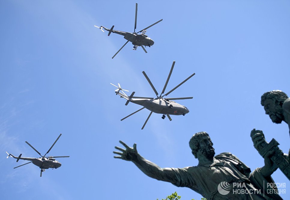 Тяжелый транспортный вертолёт Ми-26 и многоцелевые вертолёты Ми-8АМТШ на военном параде, посвященном 73-й годовщине Победы в ВОВ Тяжелый транспортный вертолёт Ми-26 и многоцелевые вертолёты Ми-8АМТШ на военном параде, посвященном 73-й годовщине Победы в ВОВ
