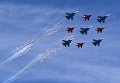 Многоцелевые истребители Су-30СМ пилотажной группы Русские Витязи и МиГ-29 пилотажной группы Стрижи на военном параде, посвященном 73-й годовщине Победы в Великой Отечественной войне 1941-1945 годов Многоцелевые истребители Су-30СМ пилотажной группы Русские Витязи и МиГ-29 пилотажной группы Стрижи на военном параде, посвященном 73-й годовщине Победы в Великой Отечественной войне 1941-1945 годов