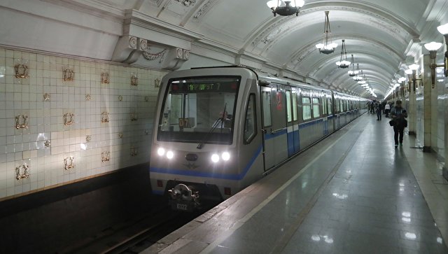 В Москве госпитализировали девушку, упавшую при выходе из вагона метро 