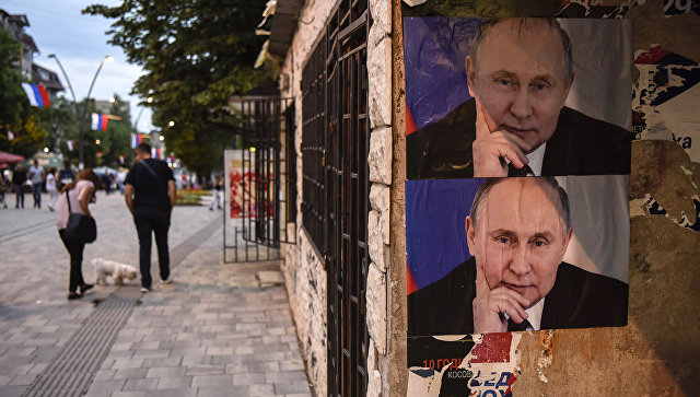 Плакаты с изображением Владимира Путина на улице города Митровицы во время празднования Дня Европы. 9 мая 2018