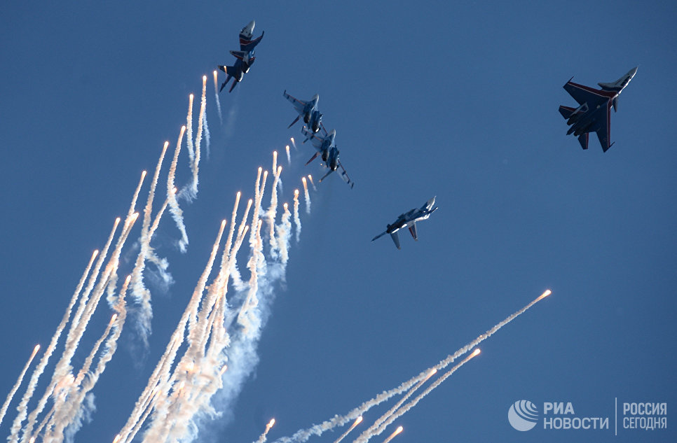 Истребители Су-30СМ пилотажной группы Русские Витязи и МиГ-29 пилотажной группы Стрижи во время празднования 80-летия Центра показа авиационной техники им. Кожедуба на аэродрома Кубинка в Московской области Истребители Су-30СМ пилотажной группы Русские Витязи и МиГ-29 пилотажной группы Стрижи во время празднования 80-летия Центра показа авиационной техники им. Кожедуба на аэродрома Кубинка в Московской области