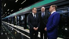 Председатель правительства РФ Дмитрий Медведев во время посещения станции метро Новокрестовская в Санкт-Петербурге. 16 мая 2018 Председатель правительства РФ Дмитрий Медведев во время посещения станции метро Новокрестовская в Санкт-Петербурге. 16 мая 2018