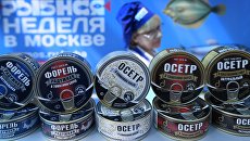 Рыбные консервы на прилавке во время фестиваля Рыбная неделя в Москве. Архивное фото Рыбные консервы на прилавке во время фестиваля Рыбная неделя в Москве. Архивное фото