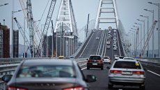 Автомобильное движение по автодорожной части Крымского моста Автомобильное движение по автодорожной части Крымского моста