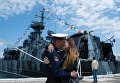 Моряк Черноморского флота с девушкой во время праздничных мероприятий в Севастополе Моряк Черноморского флота с девушкой во время праздничных мероприятий в Севастополе