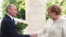 Президент РФ Владимир Путин и федеральный канцлер ФРГ Ангела Меркель во время встречи в Сочи. 18 мая 2018 Президент РФ Владимир Путин и федеральный канцлер ФРГ Ангела Меркель во время встречи в Сочи. 18 мая 2018