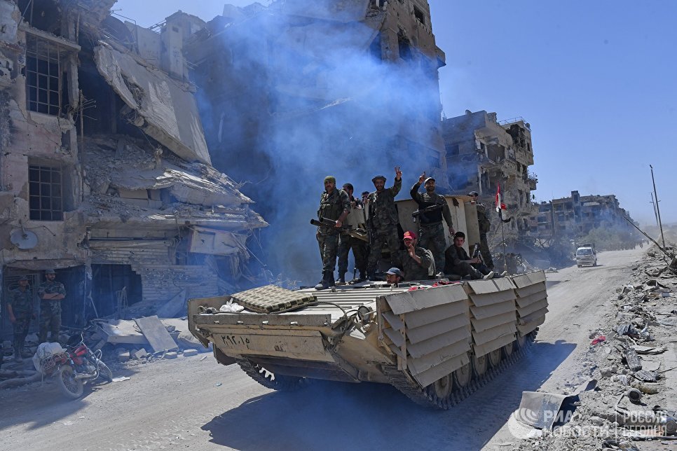Военнослужащие сирийской армии на БМД-1 в освобожденном лагере палестинских беженцев Ярмук на юге Дамаска Военнослужащие сирийской армии на БМД-1 в освобожденном лагере палестинских беженцев Ярмук на юге Дамаска