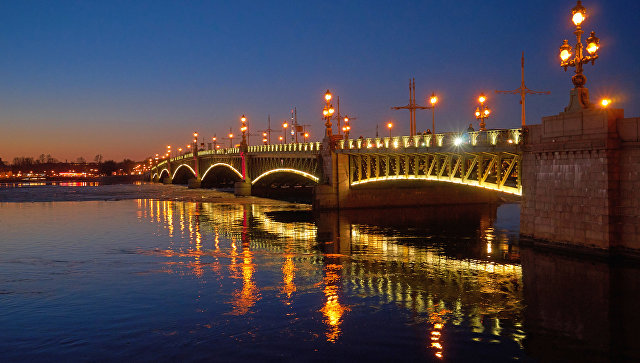 Подсветка Троицкого моста. Архивное фото