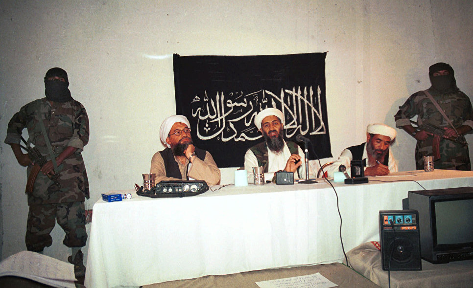 Лидер "Аль-Каиды" Усама бен Ладен в окружении своих помощников и вооруженных телохранителей на встрече в Афганистане