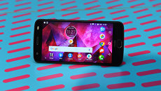 Телефон Motorola Moto Z2 Force. Архивное фото Телефон Motorola Moto Z2 Force. Архивное фото