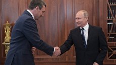 Президент РФ Владимир Путин и временно исполняющий обязанности губернатора Амурской области Василий Орлов во время встречи. 30 мая 2018 Президент РФ Владимир Путин и временно исполняющий обязанности губернатора Амурской области Василий Орлов во время встречи. 30 мая 2018