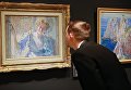 Посетитель рассматривает картину Александра Богомазова Портрет Ванды на выставке Импрессионизм в авангарде в Музее русского импрессионизма в Москве Посетитель рассматривает картину Александра Богомазова Портрет Ванды на выставке Импрессионизм в авангарде в Музее русского импрессионизма в Москве