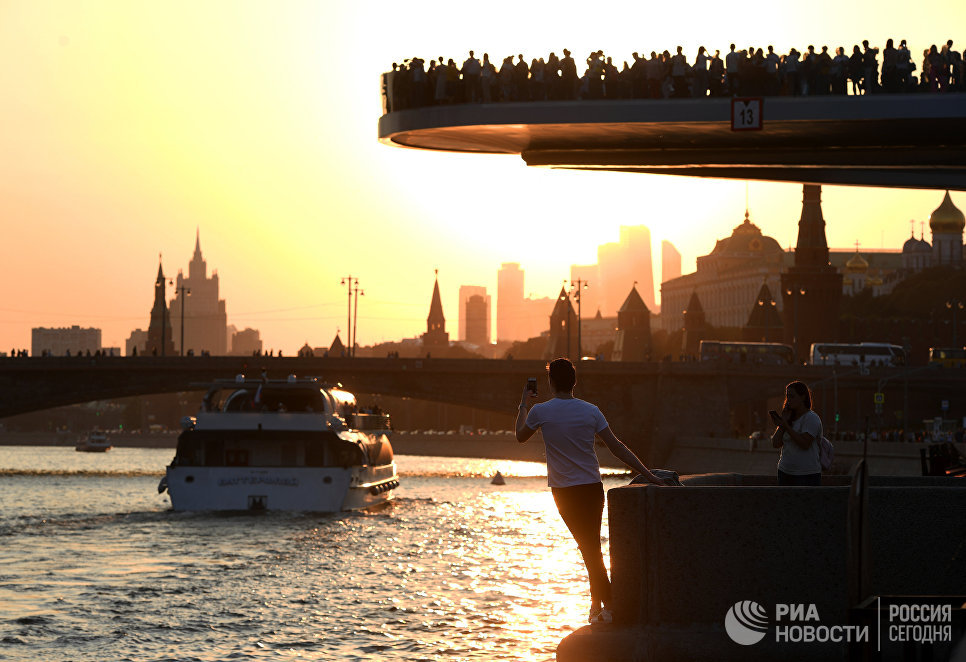 Парящий мост в зарядье фото с видом на кремль