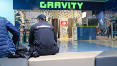 Сотрудник полиции рядом с научно-развлекательным центром Гравитация в ТЦ Комсомолл в Иркутске, где произошло возгорание. 1 июня 2018 Сотрудник полиции рядом с научно-развлекательным центром Гравитация в ТЦ Комсомолл в Иркутске, где произошло возгорание. 1 июня 2018