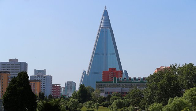 Вид на гостиницу Рюгён в Пхеньяне. Архивное фото