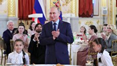 Владимир Путин на церемонии вручения в Кремле ордена Родительская слава родителям многодетных семей. 1 июня 2018 Владимир Путин на церемонии вручения в Кремле ордена Родительская слава родителям многодетных семей. 1 июня 2018