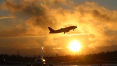 Самолеты на взлетно-посадочной полосе. Архивное фото Самолеты на взлетно-посадочной полосе. Архивное фото