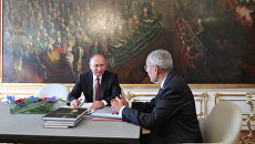 Президент РФ Владимир Путин и федеральный президент Австрийской Республики Александр Ван дер Беллен во время встречи во дворце Хофбург в Вене. 5 июня 2018 Президент РФ Владимир Путин и федеральный президент Австрийской Республики Александр Ван дер Беллен во время встречи во дворце Хофбург в Вене. 5 июня 2018
