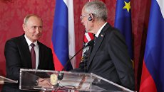 Президент РФ Владимир Путин и федеральный президент Австрии Александр Ван дер Беллен на пресс-конференции по итогам встречи во дворце Хофбург в Вене. 5 июня 2018 Президент РФ Владимир Путин и федеральный президент Австрии Александр Ван дер Беллен на пресс-конференции по итогам встречи во дворце Хофбург в Вене. 5 июня 2018