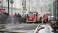 Пожарные расчеты МЧС РФ тушат возгорание на крыше Дома педагогической книги в Москве Пожарные расчеты МЧС РФ тушат возгорание на крыше Дома педагогической книги в Москве