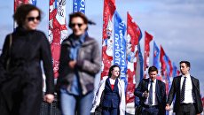 Флаги с символикой чемпионата мира по футболу 2018 на Крымском мосту в Москве. Архивное фото Флаги с символикой чемпионата мира по футболу 2018 на Крымском мосту в Москве. Архивное фото