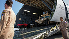 Самолет Военно-воздушных сил США с первой партией американских бронированных автомобилей в международном аэропорту Борисполь Самолет Военно-воздушных сил США с первой партией американских бронированных автомобилей в международном аэропорту Борисполь
